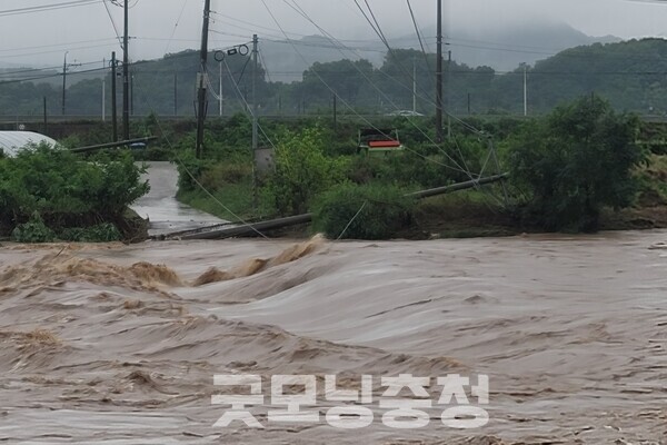 충남에 밤 사이 내린 극한호우가 잠시 소강상태에 접어든 가운데 17일 오전 11시 기준 총 313세대 1086명이 마을회관 등으로 대피한 것으로 집계됐다. (천안 풍서천. 사진=굿모닝충청 채원상 기자)
