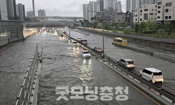 일부 도로는 속속 통행이 재개되고 있지만 여전히 교통 불편이 이어지고 있다. (아산 세교 지하차도. 사진=굿모닝충청 채원상 기자)