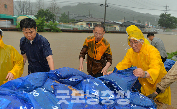 이용록 홍성군수는 갈산전통시장을 찾아 모래주머니를 활용한 복구 작업에 나서기도 했다. (사진=홍성군 제공/굿모닝충청=이종현 기자)