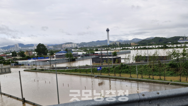  16일 밤부터 17일 아침까지 내린 기록적인 집중호우로 충남 곳곳이 큰 피해를 입은 가운데, 곡교천 인근인 아산시 염치읍 주민들이 시의 부실한 대처로 엄청난 침수 피해를 입었다고 호소하고 있다. 염치읍 일대가 물에 잠긴 모습(사진: 주민 제공/굿모닝충청=노준희 기자)