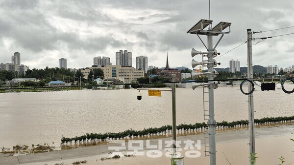 16일 밤부터 내린 기록적인 집중호우로 충남 곳곳이 큰 피해를 입은 가운데, 곡교천 인근인 아산시 염치읍 주민들이 시의 부실한 대처 때문에 엄청난 침수 피해를 입었다고 호소하고 있다. 일대가 침수되어 곡교천 주변이 거의 잠긴 상태다. (사진: 굿모닝충청=노준희 기자)