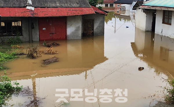 마침 소방당국의 보트를 타고 마을에서 대피했다고 밝힌 한 주민은 “농경지는 물론 집까지 침수됐슈”라며 “앞으로 어떻게 복구해야 할지 막막혀”라고 한숨을 내쉬었다. (사진=굿모닝충청 이종현 기자)
