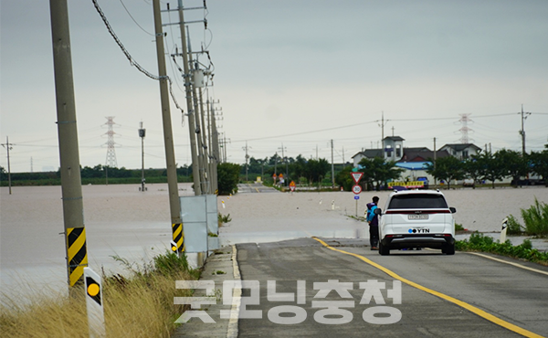 현장의 정확한 상황을 파악하기 위해 마을 진입을 시도했지만 도로 침수로 접근을 할 수 없었다. (사진=굿모닝충청 이종현 기자)