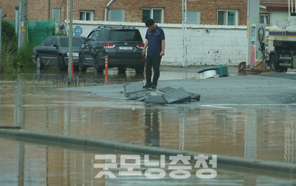 삽교읍 한 식당 앞에서 청소 작업을 하던 한 주민은 “비가 그만내려야 할텐데 밤 늦게 또 내린다고 하니 걱정”이라고 말했다. (사진=굿모닝충청 이종현 기자)