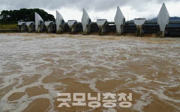 초당 1400톤을 방류 중인 예당저수지 인근 도로도 토사 유출 등으로 통제되고 있다. (사진=굿모닝충청 이종현 기자)