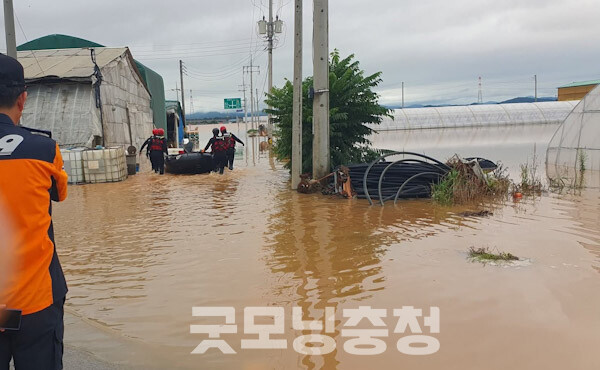 고무보트로 대피 중인 주민들. (사진=주민 제공/굿모닝충청 이종현 기자)