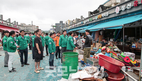 엄청난 폭우를 기록한 충남 당진시가 큰 피해 속에 복구를 위한 안간힘을 쏟고 있다. 일각에서는 조속한 특별재난지역 선포가 필요하다는 목소리도 나오고 있다. (당진시 제공/ 굿모닝충청=김갑수 기자)