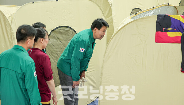 오성환 시장은 긴급대피소를 찾아 주민들을 위로하고 애로사항을 청취했다. (당진시 제공)