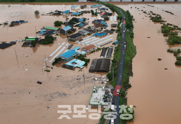 충남에 지난 16일부터 내린 극한호우로 사람은 물론 가축과 어류 피해도 상당한 것으로 집계되고 있다. (예산군 삽교읍 하포리. 사진=예산군 제공/굿모닝충청=이종현 기자)