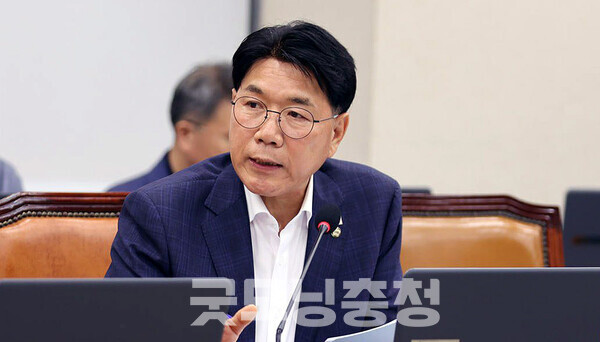 더불어민주당 이재관 국회의원(충남천안을)이 충청권에 심각한 피해를 안긴 집중호우와 함께 지역균형발전 문제를 꼼꼼히 짚어 눈길을 끌고 있다. (페이스북 자료사진/ 굿모닝충청=김갑수 기자)