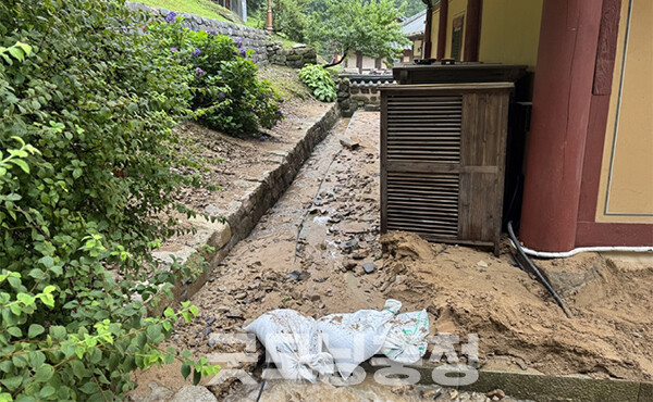 지난 16일부터 쏟아진 극한호우에 충남지역 국가유산 4건도 피해를 입은 것으로 나타났다. (서산 개심사. 사진=국가유산청 페이스북/굿모닝충청=이종현 기자)