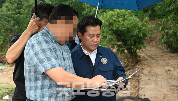 집중호우 피해 현장을 살피던 박정현 부여군수가 한 주민에 의해 폭행과 폭언을 당한 사실이 전해져 충격을 주고 있다. (페이스북 자료사진/ 굿모닝충청=김갑수 기자)