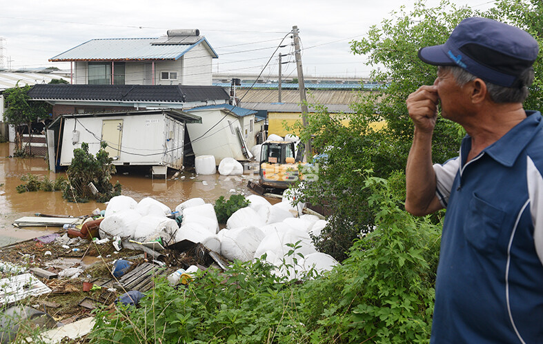 한 주민이 물에 잠긴 집을 보며 심각한 표정을 짓고 있다​(사진=채원상 기자)