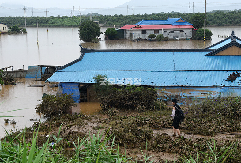 한 주민이 침수된 집현장을 확인하기 위해 걸어가고 있다​(사진=채원상 기자)