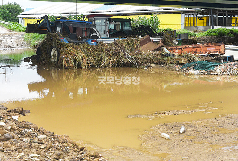 농기계도 침수되어 있다(사진=채원상 기자)