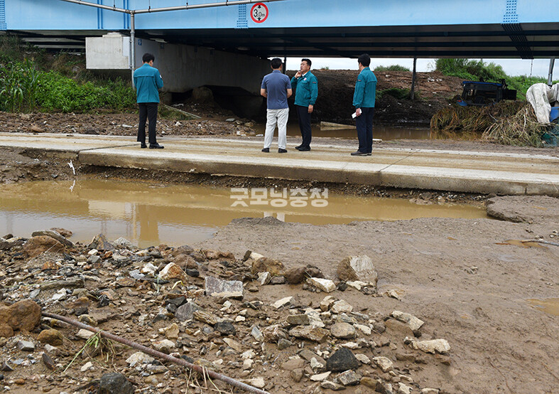 최재구 예산군수가 제방이 무너진 곳으로 보이는 현장을 둘러보고 있다​(사진=채원상 기자)