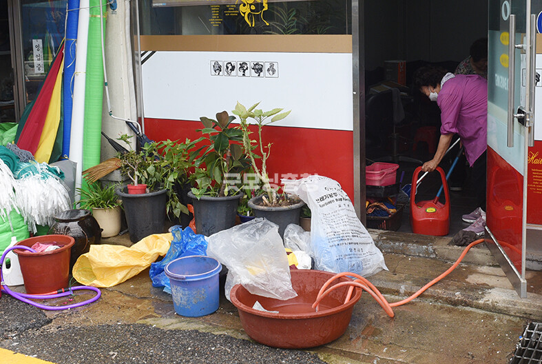 당진전통시장의 한 미용실에서 주민들이 물을 빼내고 있다​(사진=채원상 기자)
