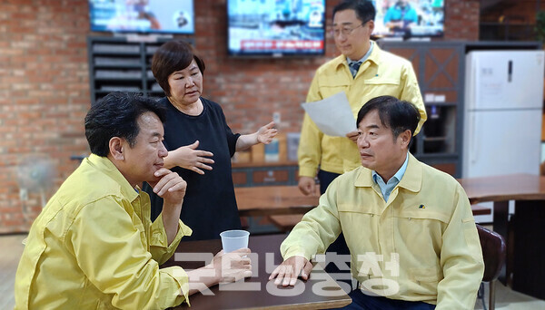 문진석 더불어민주당 충남도당 위원장(천안갑)이 대전·충남 행정통합에 대해 부정적인 입장을 재확인했다. 같은 당 이재관 국회의원(천안을)도 마찬가지다. (왼쪽부터 시계방향으로 문진석 위원장, 채리미영 충남도당 사무처장, 충남도의회 민주당 원내대표 김선태 의원, 조한기 서산태안지역위원장/ 굿모닝충청=김갑수 기자)