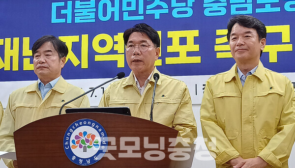 대전시 행정부시장 등을 지낸 이재관 의원도 “생활권과 행정권역이 일치하지 않는 것이 논의의 시작”이라며 “이재명 정부에서는 ‘5극 3특 체제’에 대한 논의가 시작되고 있다. (대전충남 행정통합이) 그것과 별개로 다뤄야 하는 사안인지…”라고 의구심을 제기했다. (왼쪽부터 조한기 지역위원장, 이재관 의원, 문진석 위원장)