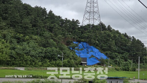 성연면의 경우 산사태 등 토사가 내려와 도로가 끊긴 지역에 대한 응급복구 작업도 진행 중이라고 한다. (안민수 성연면장 제공/ 굿모닝충청=김갑수 기자)