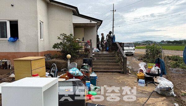 다행히 비가 잦아들면서 복구작업에도 속도가 붙고 있다. 19일 오전 9시 기준 서산경찰서 기동대 80명과 군부대 30명, 시 자치행정국 직원 20명 등이 현장에 투입된 상태다. (서산시 제공: 육군 제1789부대 제1대대 대원들이 18일 음암면 유계리 주책침수 현장에서 복구 작업을 벌이고 있다)