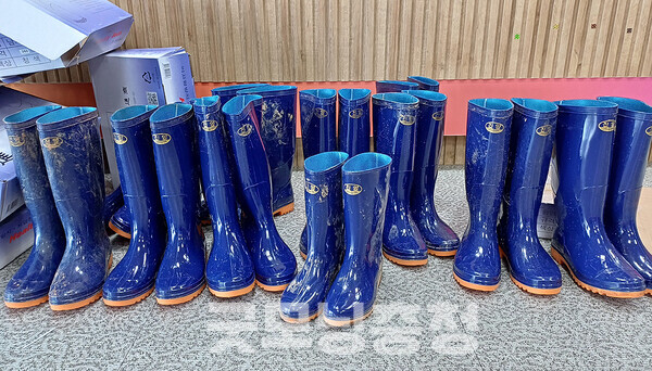 서산시청 현관에는 공직자들을 위한 것으로 보이는 장화가 비치돼 있었다.