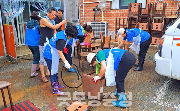 더불어민주당 어기구 국회의원(당진)도 당원들과 함께 수해현장을 찾아 힘을 보탰다. (사진=어기구 국회의원 페이스북 갈무리/굿모닝충청=이종현 기자)