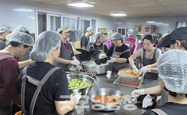 더본코리아(대표 백종원)도 전날부터 외식산업개발원에서 피해 주민에게 제공할 도시락을 만들어 전달하고 있다. (사진=예산군 제공/굿모닝충청=이종현 기자)