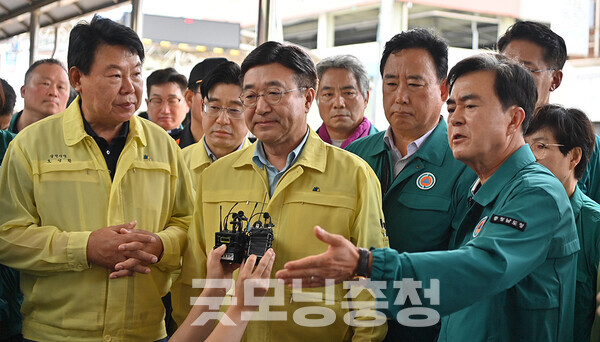 김태흠 충남지사는 윤호중 장관에게 특별재난지역의 조속한 선포를 강력 촉구했다. (충남도 제공: 왼쪽부터 오성환 시장, 윤호중 장관, 어기구 국회의원, 김태흠 지사)