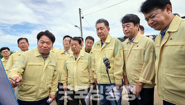 오세현 아산시장은 20일 “이미 4년 전 재해위험지구 지정에 따른 펌프장 설치가 신속하게 됐다면 어땠을까 아쉬움이 남는다”며 “더딘 행정 절차와 늦은 사업 추진 속도가 안타깝다”고 밝혔다. (페이스북: 왼쪽부터 오세현 시장, 김병주 국회의원, 김병기 원내대표, 문진석 충남도당 위원장, 복기왕 국회의원/ 굿모닝충청=김갑수 기자)