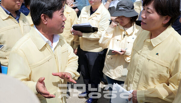 박정현 부여군수가 발끈하고 나섰다. 지난 17일 폭우 피해 현장에서 한 군민으로부터 폭행과 폭언을 당한 것에 대해 국민의힘 인사가 사건의 본질과는 거리가 먼 늑장 대응 탓으로 돌렸기 때문이다. (페이스북: 20일 지역을 찾은 송미령 농림축산식품부 장관에게 공공시설 피해 등에 대한 국비 지원을 요청 중인 박정현 군수/ 굿모닝충청=김갑수 기자)
