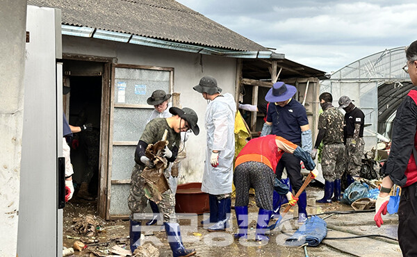 예산군에서 수해복구 활동에 나선 1789부대 장병들. (사진=예산군 제공/굿모닝충청=이종현 기자)