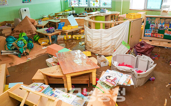 충남 15개 시·군을 덮친 기록적인 폭우로 교육현장도 큰 피해를 입었다. (사진=김지철 충남교육감 페이스북 갈무리/굿모닝충청=이종현 기자)