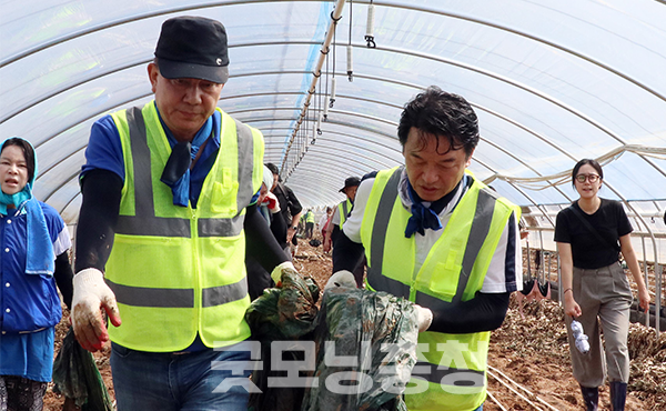 이에 대해 김병기 당 대표 직무대행 겸 원내대표는 “이미 (정부에) 요청을 했지만 특별재난지역으로 조속히 선포될 수 있도록 최선을 다하겠다”고 약속했다. (사진=민주당 충남도당 제공/굿모닝충청=이종현 기자)