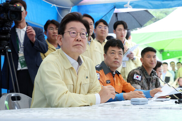 이재명 대통령이 21일 경남 산청군 산청읍 행정복지센터 인근에 마련된 호우 피해 통합지원본부에서 보고를 받고 있다.(사진=연합뉴스)