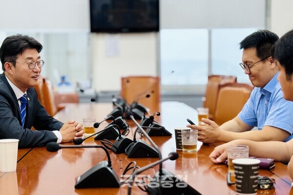 지난 14일 워치독 팀과 함께 인터뷰를 한 더불어민주당 노종면 의원.(사진=시민언론 민들레 김성진 기자)