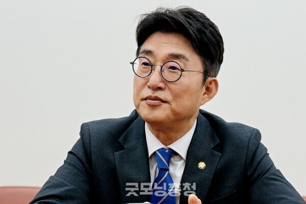 지난 14일 워치독 팀과 함께 인터뷰를 한 더불어민주당 노종면 의원.(사진=시민언론 민들레 김성진 기자)