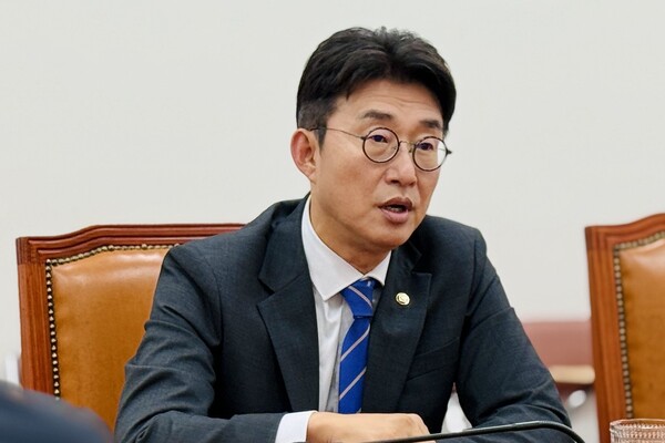 지난 14일 워치독 팀과 함께 인터뷰를 한 더불어민주당 노종면 의원.(사진=시민언론 민들레 김성진 기자)