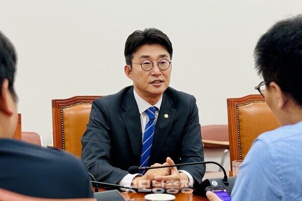 지난 14일 워치독 팀과 함께 인터뷰를 한 더불어민주당 노종면 의원.(사진=시민언론 민들레 김성진 기자)