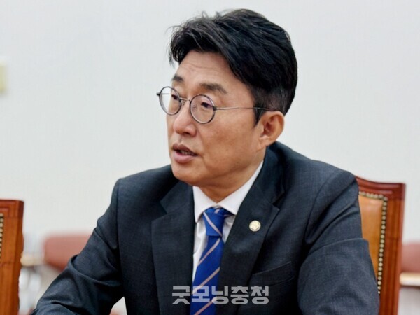 지난 14일 워치독 팀과 함께 인터뷰를 한 더불어민주당 노종면 의원.(사진=시민언론 민들레 김성진 기자)