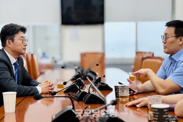 지난 14일 워치독 팀과 함께 인터뷰를 한 더불어민주당 노종면 의원.(사진=시민언론 민들레 김성진 기자)