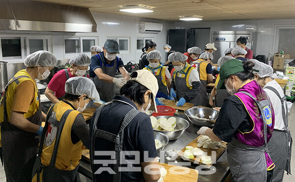 충남 예산군 자원봉사센터(센터장 박상덕)가 집중호우로 피해를 입은 주민들에게 온기를 전하고 있다. (사진=예산군 제공/굿모닝충청=이종현 기자)