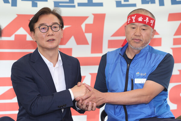 해수부 이전 반대 단식농성장 찾은 전재수 해양수산부 장관 후보자.(사진=연합뉴스)