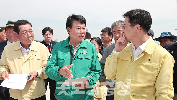 오성환 당진시장은 23일 “시가 선제적 특별재난지역으로 선정되지 못한 점 시장으로서 시민들께 죄송하다는 말씀을 드린다”고 밝혔다. (당진시 제공: 23일 지역을 찾은 강형석 농림축산식품부 차관에게 오성환 시장이 피해 상황을 설명하고 있다/ 굿모닝충청=김갑수 기자)