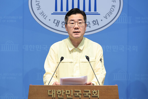 24일 오전 검찰과거사위법 등 검찰개혁을 담은 법안을 발표하고 있는 더불어민주당 박찬대 의원.(사진=연합뉴스)