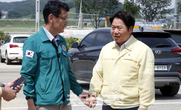 오세현 시장은 이 같은 피해 상황을 조사단에 직접 설명하며 “아산시는 ‘선(先) 조치 후(後) 정산’ 원칙 아래 전 행정력을 동원해 응급복구를 진행 중이지만, 지방정부 역량만으로는 한계가 크다”며 현실적 어려움을 전달했다. (사진: 아산시 제공/굿모닝충청=노준희 기자)