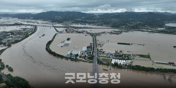 잠정 집계된 재산 피해는 도로·하천·하수도 등 공공시설을 중심으로 1471건, 367억3000만 원 규모다. 421농가가 피해를 입었으며 농작물 196ha, 농경지 유실 2.7ha, 가축 47만4064두 폐사, 농림축산시설 1.5ha·27개소, 농기계 9대가 침수 또는 파손됐다. 읍면동별 피해 조사는 계속 진행 중이므로 최종 피해 규모는 더 늘어날 것으로 보인다. (사진: 아산시 제공)