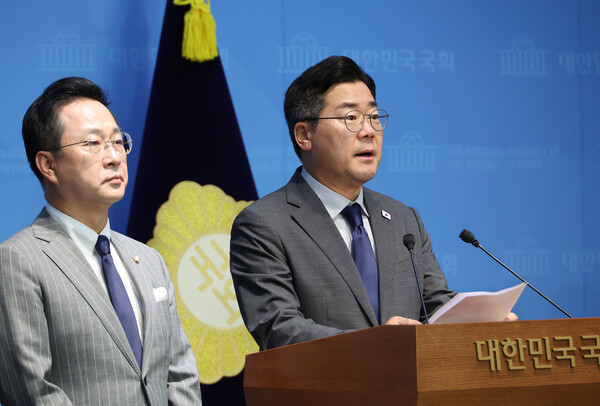 25일 국회 소통관에서 기자회견을 열고 지난 1월 윤석열 체포영장 집행 방해에 나선 국민의힘 의원 45명의 제명촉구 결의안 제출 사실을 알린 더불어민주당 박찬대 의원.(사진=연합뉴스)