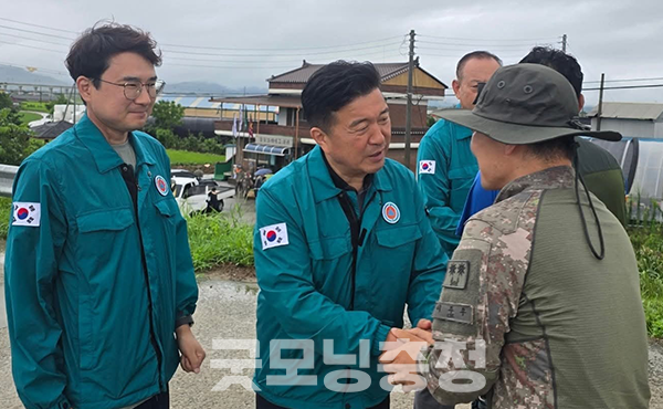 충남 예산군에 기록적인 폭우로 인한 피해 복구가 한창인 가운데, 최재구 군수가 연일 SNS를 통해 전국 각지에서 찾아온 자원봉사자들에게 감사 인사를 전하고 있다. (사진=홍원표 예산군의원 페이스북 갈무리/굿모닝충청=이종현 기자)