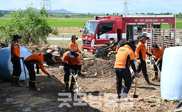 그가 게시한 사진에는 진흙으로 덮인 현장에서 침수 가구를 옮기거나 쓰레기 더미를 정리하는 자원봉사자들, 소방인력, 군 장병 등, 식사 봉사를 준비하는 사람들의 모습 등 다양하다. (사진=최재구 예산군수 페이스북 갈무리/굿모닝충청=이종현 기자)